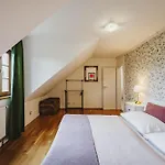 Ruzova 79 *